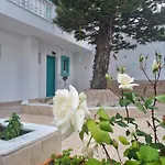 Arocaria - Faliraki Peaceful Apartments